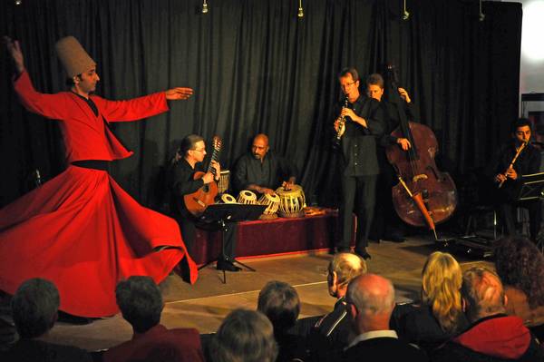 Entstanden ist dieses Projekt mit der Absicht, zwei andersartige Kulturen musikalisch gegenüberzustellen und zu verbinden. Die Veranstaltung beginnt mit Klezmermusik und endet im ersten Teil mit zwei Sufi-Stücken, zu der sich der Derwisch-Tänzer mit ei
