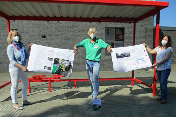 (v.l.n.r.) Sandra Müller, Leiterin der Martinischule, Beate Kleibrink, von den Kinderfreunden der Stadt Herten und Tanja Blankenstein, Leiterin der Ludgerusschule setzen sich gemeinsam für die Verkehrssicherheit vor den Grundschulen ein.