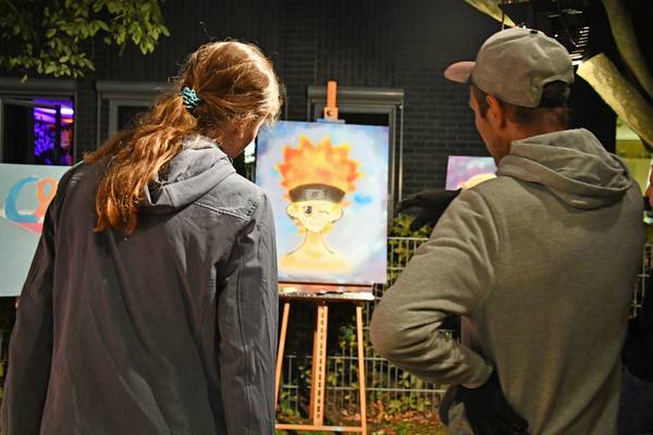 In dem Graffiti-Workshop können die Jugendlichen unter Anleitung ihre eigenen Kunstwerke gestalten (Foto: Thomas Buchenau).
