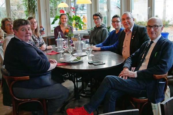 (v.r.n.l.)Bürgermeister Fred Toplak, Detlef Fronda, Arthur Colombel, Elias Larretgère, Appoline Guillaume, Noémie Blanchard, Christiane de Weduwe und Betty Contart beim Abschlussessen.