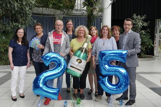 25 Jahre Glashaus - Jetzt wurde das umfangreiche Programm zur Jubiläumswoche vorgestellt. Marie-Luise Karla (Leitung Stadtbibliothek), Barbara Weiner (Fördervein Stadtbibliothek), Bürgermeister Fred Toplak, VHS-Leiterin Monika Engel, Ruth Heine (Förde 25 Jahre Glashaus - Jetzt wurde das umfangreiche Programm zur Jubiläumswoche vorgestellt. Marie-Luise Karla (Leitung Stadtbibliothek), Barbara Weiner (Fördervein Stadtbibliothek), Bürgermeister Fred Toplak, VHS-Leiterin Monika Engel, Ruth Heine (Förde