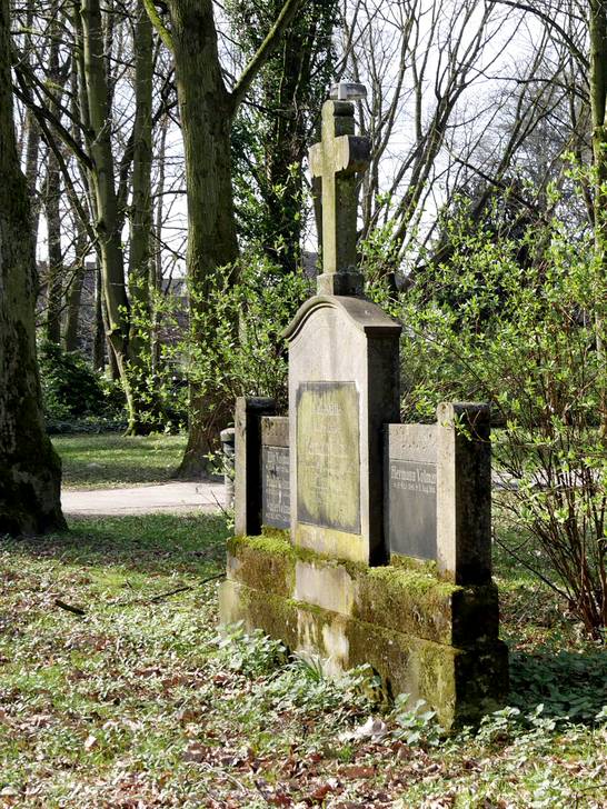Die Friedhofsverwaltung prüft wieder die Standfestigkeit der Grabsteine auf den kommunalen Friedhöfen. Witterungseinflüsse wie Frost, Hitze und Regen können die Standsicherheit erheblich beeinflussen.