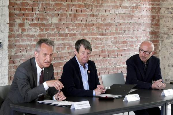 Gelsenkirchens Oberbürgermeister Frank Baranowski (links) und Hertens Bürgermeister Fred Toplak (rechts) begrüßen Bundesbauministerin Dr. Barbara Hendricks auf dem ehemaligen Zechengelände Westerholt. Im entkernten Torhaus informieren sie über das E