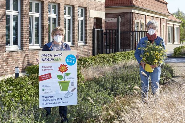 Unter dem Motto „Mach was draussen!“ rufen die Städte Gelsenkirchen und Herten gemeinsam zum Vorgartenwettbewerb auf. Ilka Koelsch, Stadtentwicklungsamt Herten (links), und Landschaftsarchitektin Ute Ellermann (rechts), freuen sich, dass erstmalig Gartenfreunde aus allen Stadtteilen teilnehmen können. (Foto: Martin Schmüdderich)