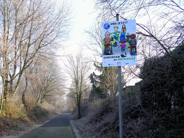 Radweg mit Schild Gemeinsam mit Rücksicht