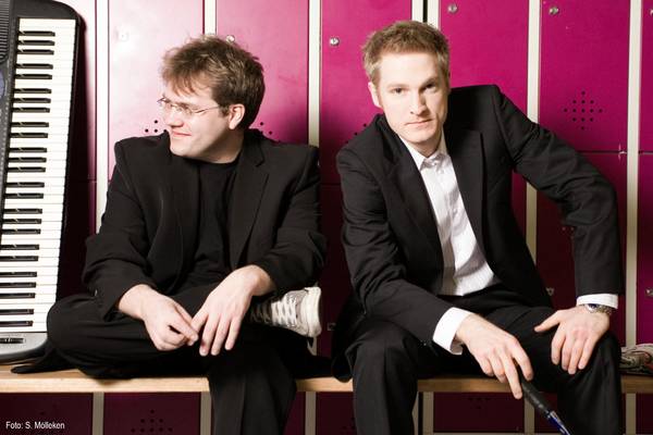 Mit einer bunten Mischung aus politischer Satire, Parodien, Chanson und Literatur nehmen sich Benjamin Eisenberg und Matthias Reuter vor allem Themen aus der heutigen Zeit vor. (Foto: Sebastian Mölleken)
