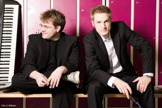 Mit einer bunten Mischung aus politischer Satire, Parodien, Chanson und Literatur nehmen sich Benjamin Eisenberg und Matthias Reuter vor allem Themen aus der heutigen Zeit vor. (Foto: Sebastian Mölleken)