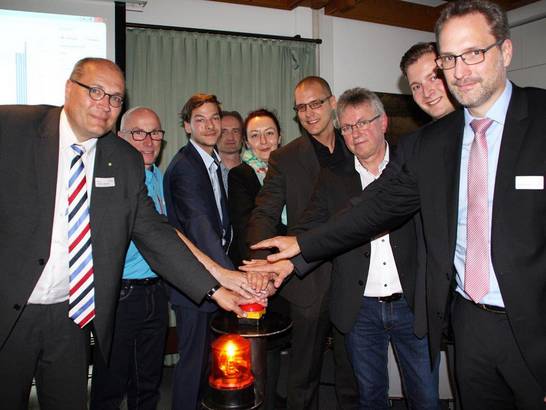 Symbolisches Drücken des roten Knopfes zum Start der Feldtests im Forschungsprojekt 'Stadt als Speicher' (v.l.): Prof. Dr. Christian Rehtanz, Hertens Bürgermeister Fred Toplak, Stefan Kippelt, Carsten Beier, Olga Dell-Almak, Andreas Dietrich, Detlef Gro Symbolisches Drücken des roten Knopfes zum Start der Feldtests im Forschungsprojekt 'Stadt als Speicher' (v.l.): Prof. Dr. Christian Rehtanz, Hertens Bürgermeister Fred Toplak, Stefan Kippelt, Carsten Beier, Olga Dell-Almak, Andreas Dietrich, Detlef Gro
