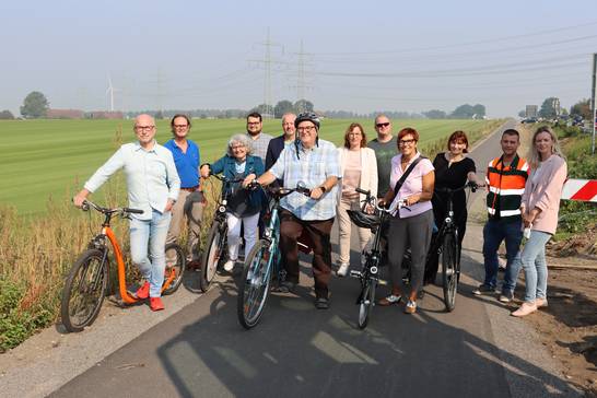 Der Bürgerradweg schließt die Lücke zwischen Herten und Marl. Zur Eröffnung waren zahlreiche Vertreterinnen und Vertreter der Städte, vom Kreis und Straßen.NRW vor Ort. Mit dabei waren unter anderem Fred Toplak (Bürgermeister Stadt Herten), Janine Feldmann (Stadtbaurätin Stadt Herten), Jürgen Grundwald (stellvert. Bürgermeister Stadt Herten), Regina Thümmler (Ressortleiterin Kreisstraßenbau, -umbau und -ausbau beim Kreis Recklinghausen), Andrea Baudek (Leiterin Baudezernat Stadt Marl) und Aida Pljakic (Straßen.NRW, Leiterin der Abteilung Planung in der Regionalniederlassung Ruhr). Der Bürgerradweg schließt die Lücke zwischen Herten und Marl. Zur Eröffnung waren zahlreiche Vertreterinnen und Vertreter der Städte, vom Kreis und Straßen.NRW vor Ort. Mit dabei waren unter anderem Fred Toplak (Bürgermeister Stadt Herten), Janine Feldmann (Stadtbaurätin Stadt Herten), Jürgen Grundwald (stellvert. Bürgermeister Stadt Herten), Regina Thümmler (Ressortleiterin Kreisstraßenbau, -umbau und -ausbau beim Kreis Recklinghausen), Andrea Baudek (Leiterin Baudezernat Stadt Marl) und Aida Pljakic (Straßen.NRW, Leiterin der Abteilung Planung in der Regionalniederlassung Ruhr).