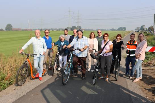 Der Bürgerradweg schließt die Lücke zwischen Herten und Marl. Zur Eröffnung waren zahlreiche Vertreterinnen und Vertreter der Städte, vom Kreis und Straßen.NRW vor Ort. Mit dabei waren unter anderem Fred Toplak (Bürgermeister Stadt Herten), Janine Feldmann (Stadtbaurätin Stadt Herten), Jürgen Grundwald (stellvert. Bürgermeister Stadt Herten), Regina Thümmler (Ressortleiterin Kreisstraßenbau, -umbau und -ausbau beim Kreis Recklinghausen), Andrea Baudek (Leiterin Baudezernat Stadt Marl) und Aida Pljakic (Straßen.NRW, Leiterin der Abteilung Planung in der Regionalniederlassung Ruhr).