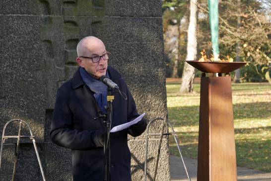 Fred Toplak betont in seiner Rede die Bedeutung des Gedenktages.