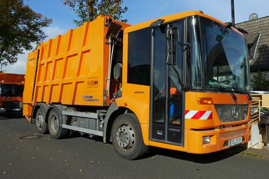 Täglich sind drei Mitarbeiter mit einem Abfallsammelfahrzeug und einem Kastenwagen unterwegs, um den Sperrmüll aus dem gesamten Stadtgebiet zu entsorgen. Täglich sind drei Mitarbeiter mit einem Abfallsammelfahrzeug und einem Kastenwagen unterwegs, um den Sperrmüll aus dem gesamten Stadtgebiet zu entsorgen.