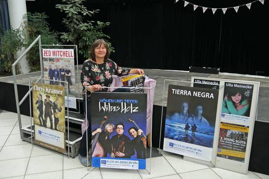 Bettina Hahn vom Kulturbüro stellt das diesjährige Programm für Klangraum Glashaus vor.