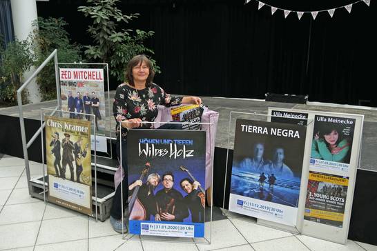 Bettina Hahn vom Kulturbüro stellt das diesjährige Programm für Klangraum Glashaus vor.