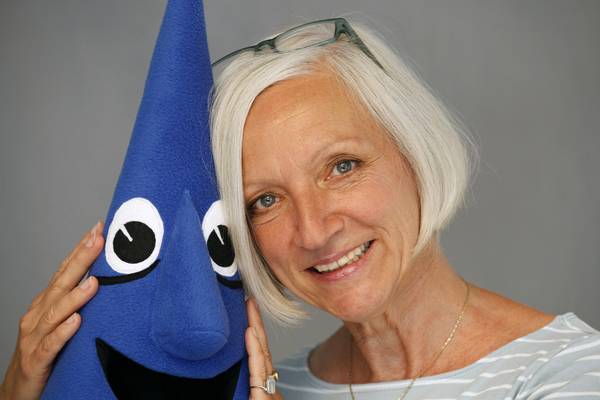 Patricia Prawit, bekannt als die Stimme des Burgfräuleins Bö auf den Ritter-Rost-Hörspielen, liest aus dem Buch „Ritter Rost und das Haustier“ vor. (Foto: Georg Valerius)