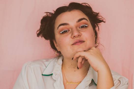 Die junge Nachwuchskabarettistin Teresa Reichl gestaltet gemeinsam mit dem Poetry Pub Herten die „Poetry Nacht“ am Donnerstag, 29. Februar, um 20.07 Uhr im Glashaus (Foto: Lolografie). Die junge Nachwuchskabarettistin Teresa Reichl gestaltet gemeinsam mit dem Poetry Pub Herten die „Poetry Nacht“ am Donnerstag, 29. Februar, um 20.07 Uhr im Glashaus (Foto: Lolografie).