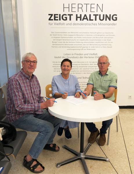 Der Vorstand des Hertener Seniorenbeirats unterschreibt die Hertener Erklärung (v.l.): Georg Maier (Vorsitzender), Munevera Ackermann (stellvertretende Vorsitzende) und Dr. Wilhelm Böhmer (stellvertretender Vorsitzender).