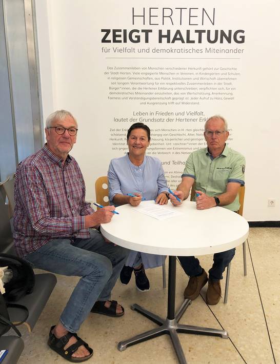 Der Vorstand des Hertener Seniorenbeirats unterschreibt die Hertener Erklärung (v.l.): Georg Maier (Vorsitzender), Munevera Ackermann (stellvertretende Vorsitzende) und Dr. Wilhelm Böhmer (stellvertretender Vorsitzender).