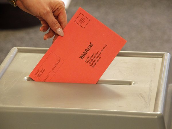 Briefwahlbüro Wahlurne