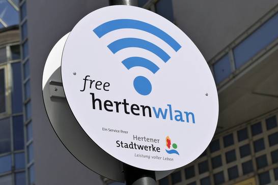 Diese Schilder zeigen, wo es überall WLAN-Empfang in der Innenstadt gibt. Diese Schilder zeigen, wo es überall WLAN-Empfang in der Innenstadt gibt.