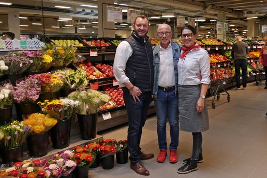 Bürgermeister Fred Toplak (in der Mitte) gratuliert den Marktleiter Marcus Engelhardt und Martina Engelhardt noch einmal persönlich.