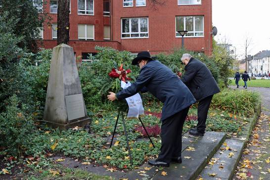 Zweite Kranzniederlegung durch Peter Ziegel (l.) und Bürgermeister Matthias Müller (Foto: Stadt Herten). Zweite Kranzniederlegung durch Peter Ziegel (l.) und Bürgermeister Matthias Müller (Foto: Stadt Herten).