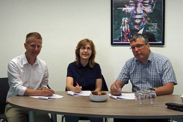 Hermann Pieper, Dezernent für Bildung und Soziales der Stadt Herten (rechts), Christoph Schenk, Schulleiter der Martin-Luther-Schule (links), und Elke Hodde-Kalich, Leiterin der Stadtbibliothek, unterzeichneten gemeinsam die Verlängerung der Partnerschaft.