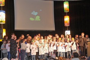 Die Kinder- und Jugendkulturpreisträger*innen 2018 gemeinsam auf der Bühne 