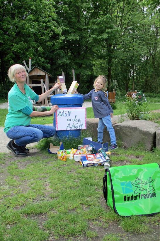 Damit das Spielen auf den Spielplätzen noch mehr Spaß macht, räumt Kinderfreundin Beate Kleibrink gemeinsam mit Hertener Kindern die Flächen auf.