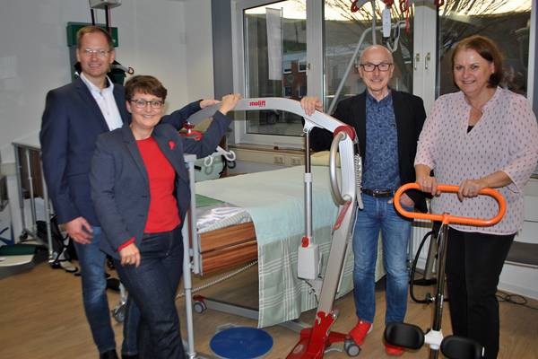 Vermieter Jan Peter Gövert, Wirtschaftsförderin Frauke Wiering und Bürgermeister Fred Toplak ließen sich von Geschäftsführerin Marianne Strompf die Produktpalette der Etac R82 GmbH erläutern