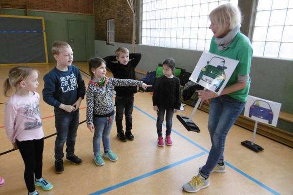 Die Kinder lernen, worauf sie im Verkehr achten müssen und wo sie zuerst hingucken müssen, um sicher über eine Straße zu kommen.