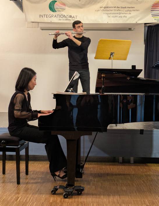 Risa Kobayashi begleitet Elnur Misirli im Bürgerhaus Herten am Klavier. Risa Kobayashi begleitet Elnur Misirli im Bürgerhaus Herten am Klavier.