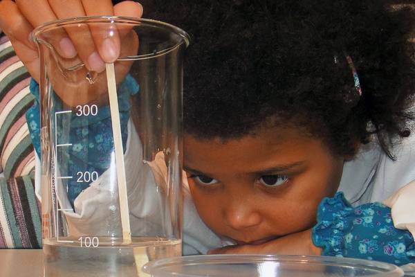 Zu den Workshops der Reihe 'Was passiert wenn...?' sind Kinder eingeladen, die gerne experimentieren, aber noch nicht lesen und schreiben können. Dabei experimentieren sie gemeinsam mit einem Eltern- oder Großelternteil.