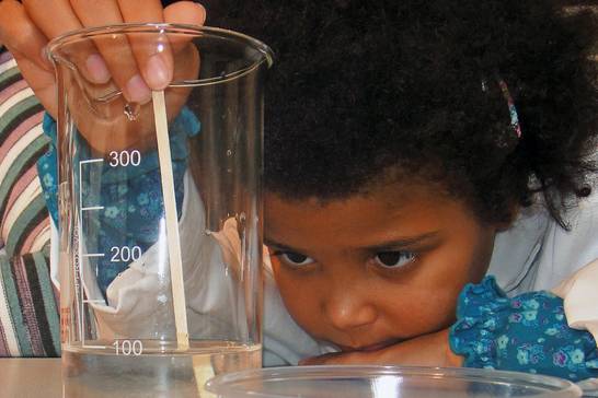 Zu den Workshops der Reihe 'Was passiert wenn...?' sind Kinder eingeladen, die gerne experimentieren, aber noch nicht lesen und schreiben können. Dabei experimentieren sie gemeinsam mit einem Eltern- oder Großelternteil.