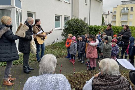 Bürgermeister Matthias Müller (2. v. l.) singt mit den Vorschulkindern, die sich an der Baumschmück-Aktion „Bring Herten zum Strahlen 2023" beteiligten, und den Bewohnerinnen und Bewohnern des Wally-Windhausen-Seniorenzentrum Weihnachtslieder. (Foto: Stadt Herten). Bürgermeister Matthias Müller (2. v. l.) singt mit den Vorschulkindern, die sich an der Baumschmück-Aktion „Bring Herten zum Strahlen 2023" beteiligten, und den Bewohnerinnen und Bewohnern des Wally-Windhausen-Seniorenzentrum Weihnachtslieder. (Foto: Stadt Herten).
