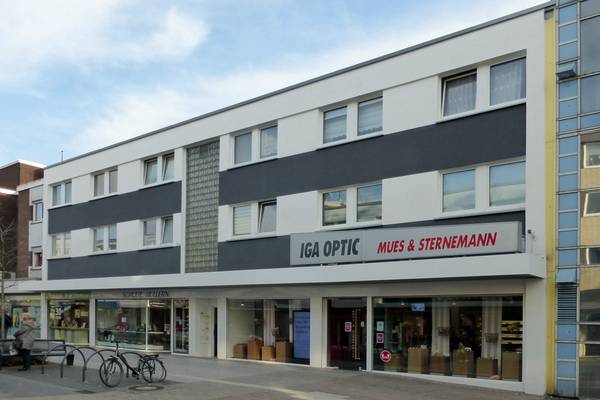 Auf der Hermannstraße in der Hertener Innenstadt erstrahlt ein Gebäude im neuen Glanz: Die Im-mobilie mit der Hausnummer 18 hat eine neue Fassade bekommen und das Dach wurde energetisch saniert.