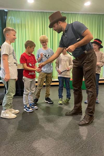 In den vergangenen Herbstferien war es Aykut Malca, der in seiner Rolle als Zauberer „Mr. Magic“ die Kinderaugen zum Leuchten brachte. 