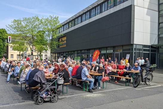 Die traditionelle Kundgebung zum „Tag der Arbeit“ hat am Mittwoch, 1. Mai, viele Bürgerinnen und Bürgern bei schönem Wetter auf den Rathausvorplatz gelockt. 