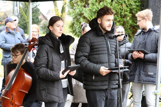 Schülerinnen und Schüler des Städtischen Gymnasiums Herten verarbeiteten ihre Gedanken und Gefühle zu Kriegen mithilfe von Worten in einem Poetry Slam. (Foto: Stadt Herten_Marco Baron) Schülerinnen und Schüler des Städtischen Gymnasiums Herten verarbeiteten ihre Gedanken und Gefühle zu Kriegen mithilfe von Worten in einem Poetry Slam. (Foto: Stadt Herten_Marco Baron)
