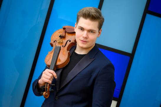 Mit der NPW steht ebenfalls Tassilo Probst (Violine) unter der Leitung von Olivier Tardy am Sonntag, 19. Januar, um 11 Uhr auf der Glashausbühne (Foto: Michael Herdlein). Mit der NPW steht ebenfalls Tassilo Probst (Violine) unter der Leitung von Olivier Tardy am Sonntag, 19. Januar, um 11 Uhr auf der Glashausbühne (Foto: Michael Herdlein).