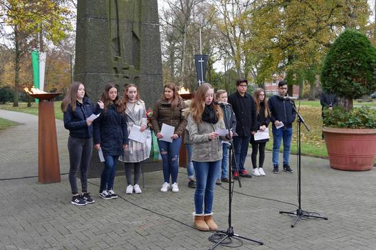 Nach der Kranzniederlegung lasen Schülerinnen und Schüler der Willy-Brandt-Schule unter anderem Originalbriefe Überlebender der beiden Weltkriege vor. Nach der Kranzniederlegung lasen Schülerinnen und Schüler der Willy-Brandt-Schule unter anderem Originalbriefe Überlebender der beiden Weltkriege vor.