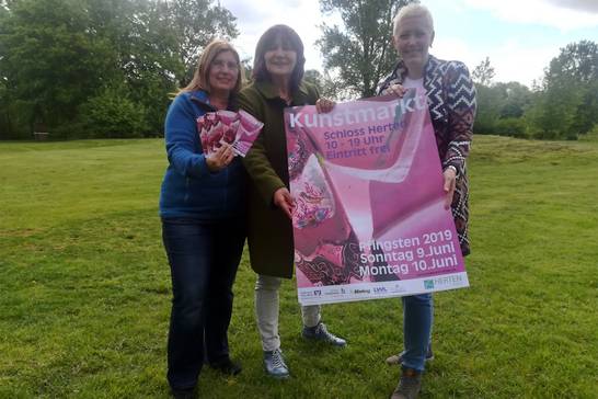 Die Organisatorinnen Sylvia Seelert (links) und Bettina Hahn (mitte) freuen sich mit Kerstin Walberg (rechts, Hertener Stadtwerke) auf den Hertener Kunstmarkt 2019.
