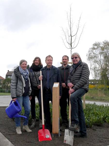 Die Winterlinde verschönert nun den Wendehammer am Kurt-Weill-Weg in Disteln. Bei der Einweihung mit dabei: (v.l.) Elke Günther (ZBH), Gudrun Clausen (ZBH), Stadtbaurat Volker Lindner, Lars Kuhnt (ZBH) und Erschließungsträger Johannes Lindenblatt. 