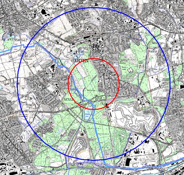 Sperrbezirk: Das Sperrgebiet ist auf der folgenden Karte rot eingezeichnet und befindet sich innerhalb des Beobachtungsgebietes.
Beobachtungsgebiet: Das Gebiet im 3-Kilometer-Radius um den Fundort. Dieser Bezirk entspricht dem blauen Kreis der in der fol