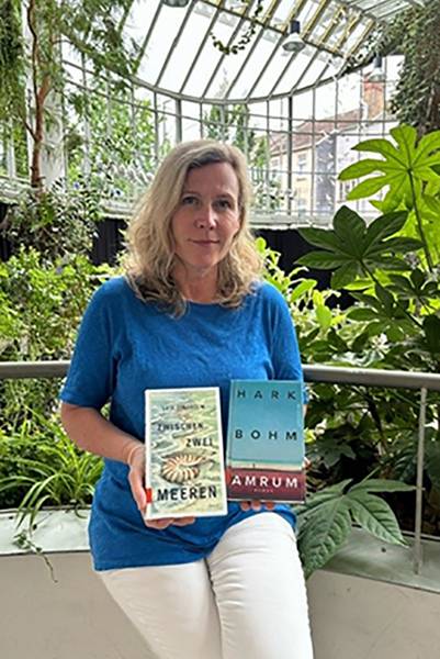 Unter dem Motto „Bücher für den Urlaub zu Hause“ stellt Silke Odrost am Samstag, 3. August, neue belletristische Bücher zum Reisen in Gedanken aus dem Bestand der Stadtbibliothek Herten vor. (Foto: Stadt Herten)