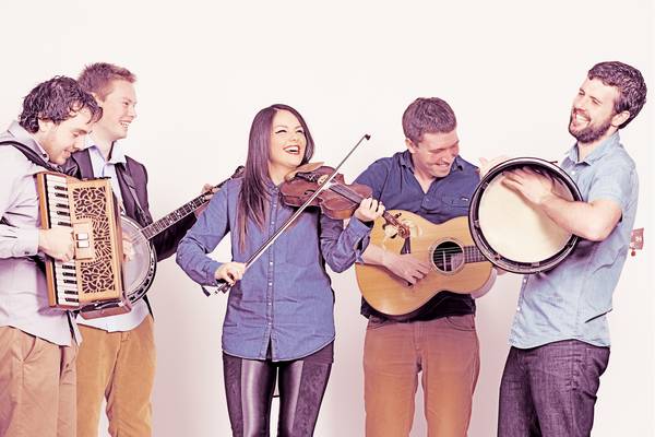 Die Bandmitglieder von Goitse sind nicht nur jung und frisch, die fünf haben auch erkannt, dass die irische Tradition in einer immer multikultureller werdenden Welt ihren Platz haben muss. 