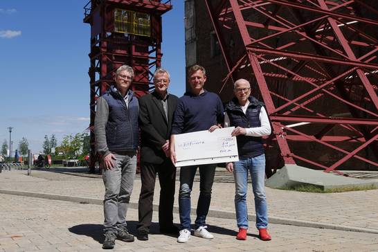 Benedikt Schmoll (Projektbüro Bergbaustandorte), Frank Schwarz (Pressesprecher der RAG Montan Immobilien), Ingo Anderbrügge (Aktion Teamgeist) und Bürgermeister Fred Toplak (v.l.) bei der Spendenübergabe. 