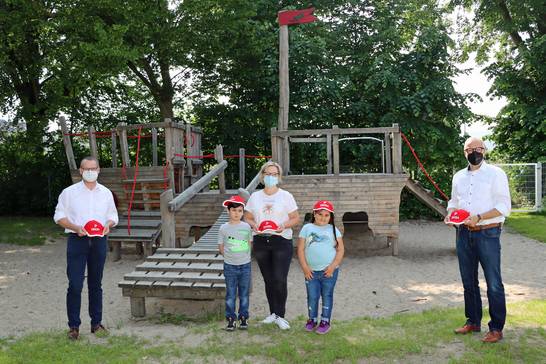 (v.l.n.r.) Michael Janßen, Leiter der DEKRA Außenstelle in Recklinghausen, Nicole Seehagel, Leiterin des DRK-Kindergartens Herten-Süd und Bürgermeister Matthias Müller überreichten den zukünftigen Schulkindern rote Kappen für einen sicheren Schulweg.