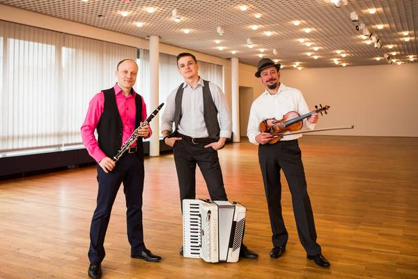 Zum Semesterauftakt am Donnerstag, 9. September, steht die Gruppe „The Klezmer Tunes“ um 19 Uhr auf der Glashaus-Bühne. 
