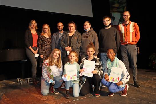 Die Schülerinnen und Schüler der Achtenbeckschule bekamen im Jahr 2020 den Kinder- und Jugendkulturpreis für ihr Bodenbild verliehen.  